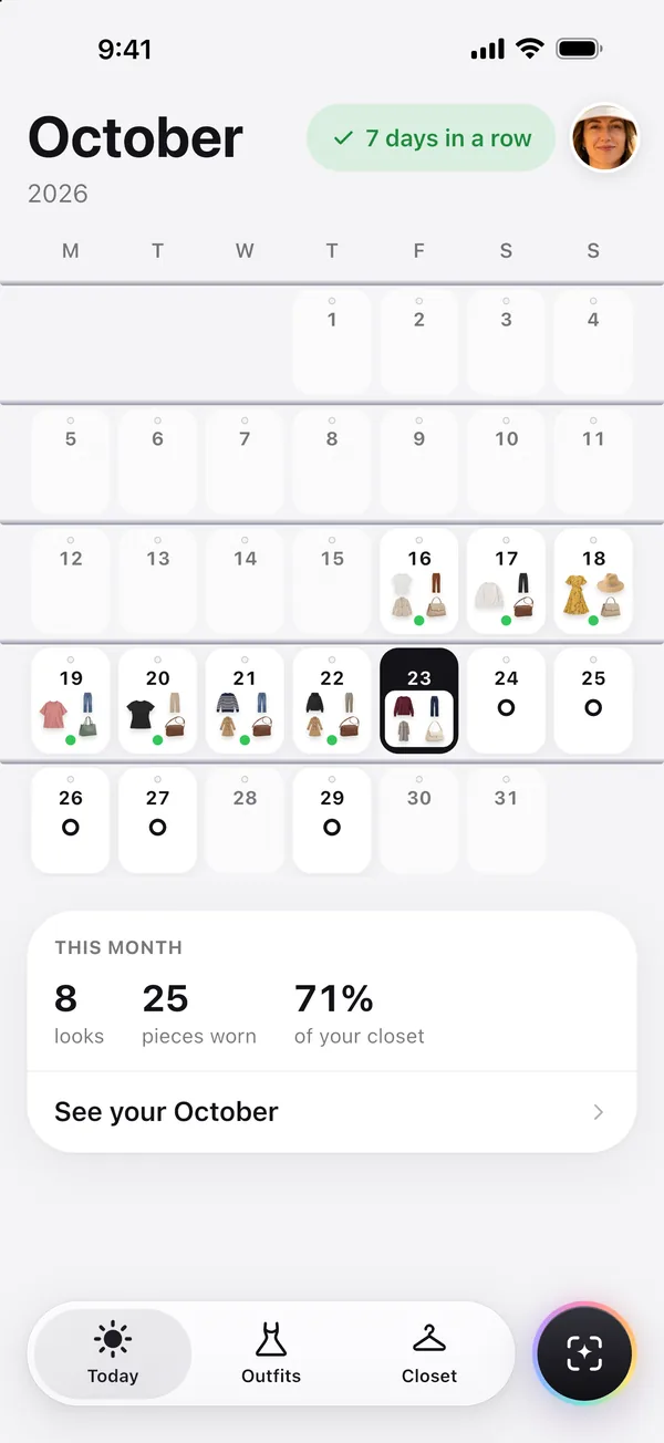 Wearbird's month view for October: worn and planned days, 7 days in a row, and This month: 8 looks, 25 pieces worn, 71% of your closet